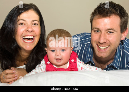 Horizontale nahe Porträt der stolzen Eltern mit ihren niedlichen Baby-Tochter Stockfoto