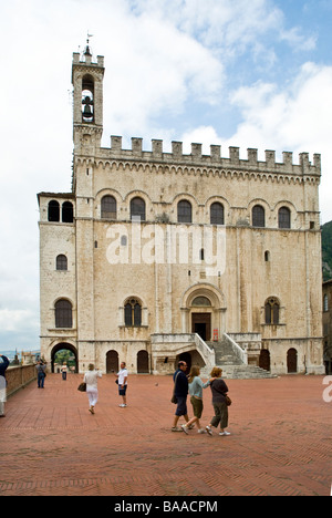 Piazza Grande und Palazzo dei Consoli Gubbio Umbrien Stockfoto