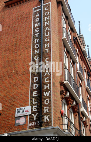 Armstrong Siddeley Connaught Karrossier Zeichen markieren die Website der ehemaligen Trainer Entscheidungsträger in Long Acre Covent Garden in London Stockfoto