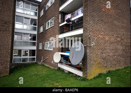Satellitenfernseher auf der Seite eines Wohnblocks in Brighton 2009 Stockfoto