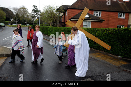 Ein Teenager trägt ein Kreuz auf seinen Schultern, als er die Rolle des Jesus in eine Re-Inszenierung des Dienstes die Passion am Karfreitag Stockfoto