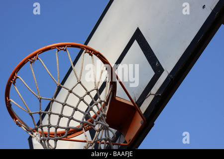 Korb-Hoop mit blauem Himmelshintergrund, in Rom, Italien. Stockfoto