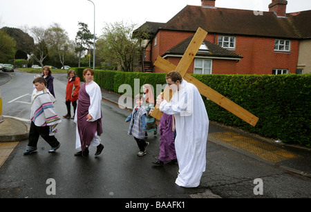 Ein Teenager trägt ein Kreuz auf seinen Schultern, als er die Rolle des Jesus in eine Re-Inszenierung des Dienstes die Passion am Karfreitag Stockfoto