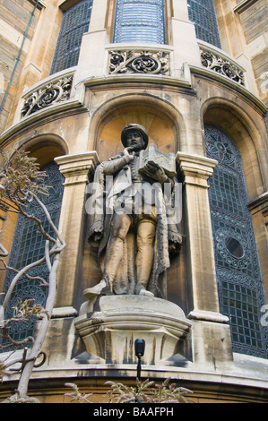 Cambridge, England, Vereinigtes Königreich. Gonville and Caius College - Tree Court. Statue von Perse in Nord-Ost-Ecke Stockfoto