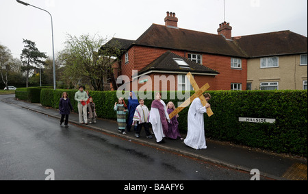 Ein Teenager trägt ein Kreuz auf seinen Schultern, als er die Rolle des Jesus in eine Re-Inszenierung des Dienstes die Passion am Karfreitag Stockfoto