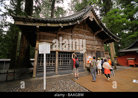 Stall von des Schreins der Heiligen Pferde und Schnitzen von den drei weisen Affen. Tosho-gu Schrein. Nikko. Präfektur Tochigi. Japan. Stockfoto