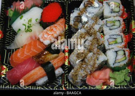 Sushi-Teller mit Brötchen und sushimi Stockfoto