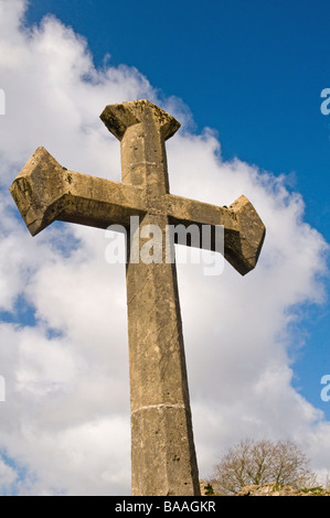 Steinkreuz auf Llandaff Village Green Cardiff in Süd-Wales Stockfoto