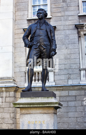 Statue von Edmund Burke am Trinity College Dublin - irischer Staatsmann, Satiriker, Schriftsteller, Autor, Politiker, Witz und Philosoph Stockfoto