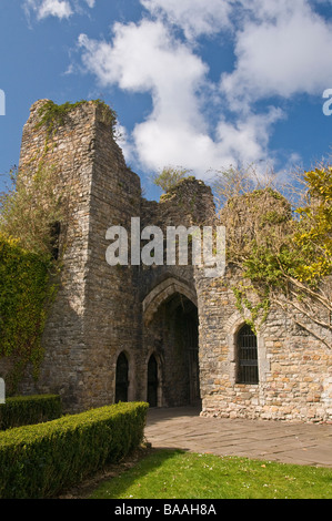 Bischofspalast in Llandaff Cardiff aus dem Kräutergarten im Inneren Stockfoto