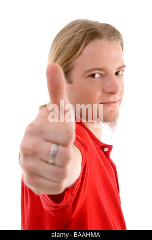 gut aussehend Kaukasischen Männchen zeigt Daumen hoch Handbewegung Stockfoto