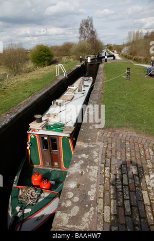 Frau schließt Schleuse Nr. 10 BODYMORE Heide WEST MIDLANDS ENGLAND BIRMINGHAM FAZELEY Kanal 5. April 2009 Stockfoto