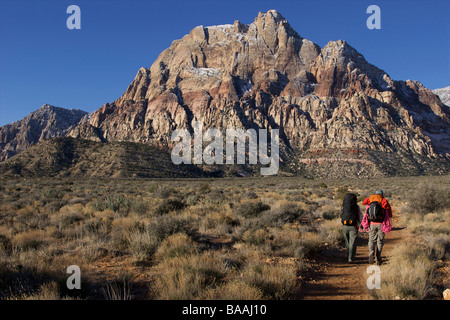 Zwei Frauen an einem sonnigen Tag in Nevada Wandern. Stockfoto