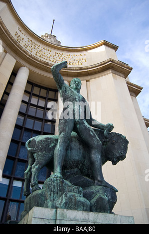 Hercules von pommier le Palais de Chaillot Paris Frankreich Europa Farbe Farbe Porträt Statue Trocadéro Trocadero Statue Bronze Stockfoto