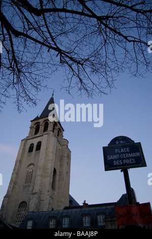 Saint Germain des Pres Kirche Prés Église St Ort Baum unterzeichnen Paris Frankreich Abenddämmerung Abbaye Abtei Europa Boulevard rue Bonaparte Platz Stockfoto