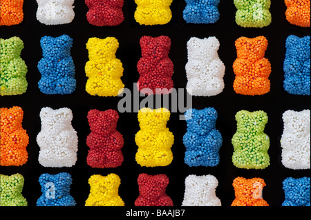 Bunte Gummibärchen Süßigkeiten Muster auf Schwarz Stockfoto