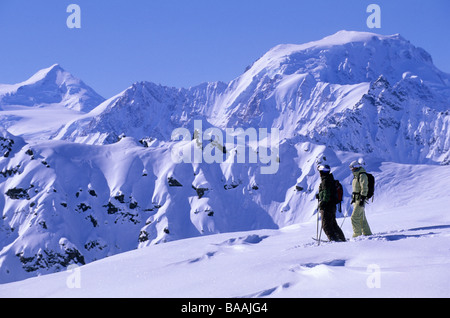 Mann und Frau genießen die Aussicht in die Tordrillo, Alaska. Stockfoto