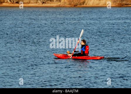 Eine Frau und ihr Haustier Yorkie Hund geht paddeln auf einem See. Oklahoma City, Oklahoma, USA. Stockfoto