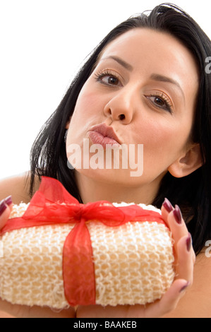 Nahaufnahme von Frau posiert mit Wäscher Stockfoto