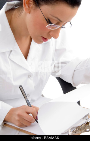 Seitenansicht des Schreibens Ärztin Stockfoto