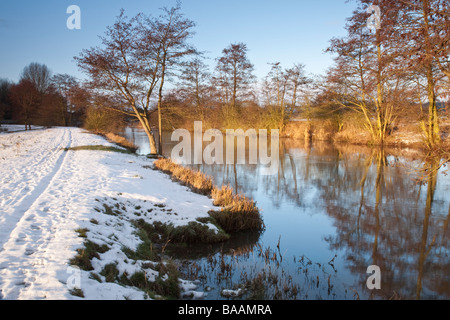 Schnee bedeckt Banken am Fluss Kennet am Ufton in Berkshire auf einen Winter-Dämmerung Stockfoto