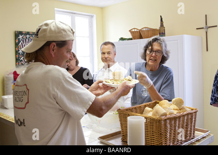 Mitglieder der Kirche Feed Mittagessen bis hin zu Obdachlosen nach dem sonntäglichen Gottesdienstes Stockfoto