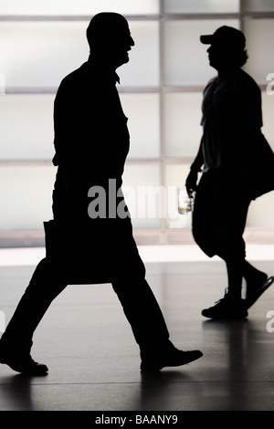 Silhouetten von zwei Männer, einer mit einer Aktentasche und das andere mit einem Glas Bier, Berlin, Deutschland Stockfoto