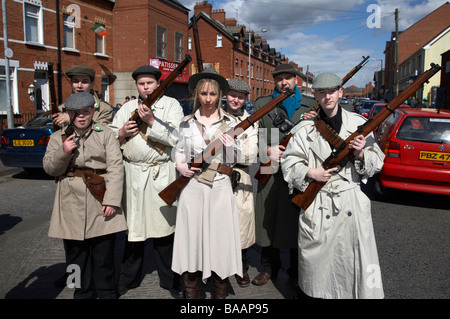 Reinactors gekleidet in historischen Kostümen für eine IRA fliegen Spalte am Ostersonntag an der Easter Rising Gedenken fällt Stockfoto