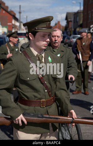 Reinactors gekleidet in historischen Kostümen vertreten eine Irish Volunteers-Einheit des Ostern steigen am Ostersonntag Stockfoto