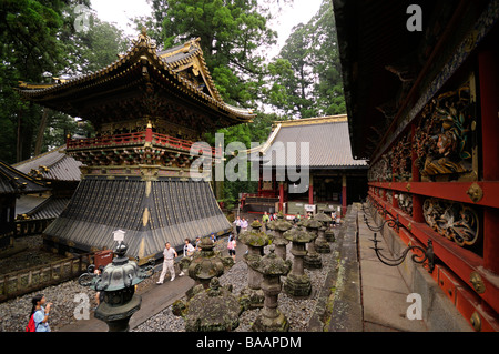 Korou (Drum Tower) und aufwendige Dekoration. Außenseite von Yomei-Mon Tor. Tosho-gu Schrein. Nikko. Präfektur Tochigi. Japan. Stockfoto