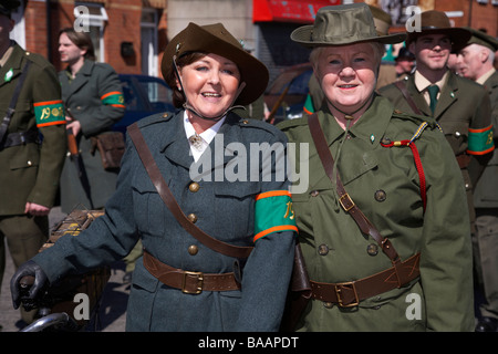 Reinactors gekleidet in historischen Kostümen vertreten eine Irish Volunteers-Einheit des Ostern steigen am Ostersonntag Stockfoto