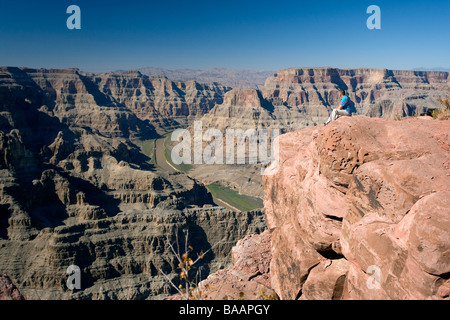 Eine Mann Person blickt über den Grand Canyon Arizona USA USA Stockfoto