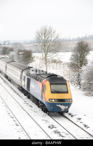 Klasse 43 Hochgeschwindigkeitszug in East Midlands Trains Livree durch Schnee in Leicestershire Landschaft England reisen Stockfoto