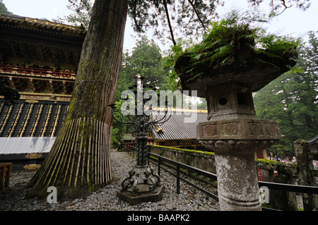 Laternen. Außenseite von Yomei-Mon Tor. Tosho-gu Schrein Shinto Komplex. Nikko. Präfektur Tochigi. Japan. Stockfoto