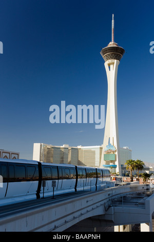 Stratosphere Hotel Las Vegas und Monorail an die Sahara Station Kopie Raum Skyline Stockfoto