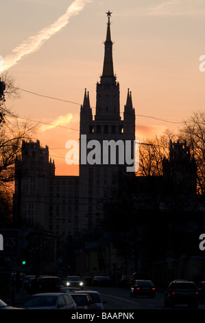 Sonnenuntergang in Moskau mit Sowjet-Ära Wolkenkratzer Stockfoto