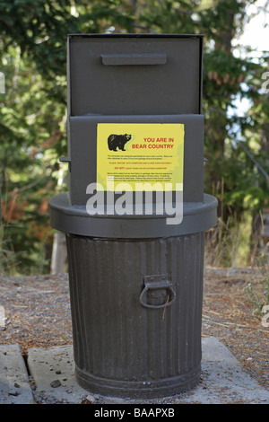 Tragen Sie Beweis Lebensmittelabfälle Bin seid ihr im Land der Bären im Yellowstone National Park North America USA Stockfoto