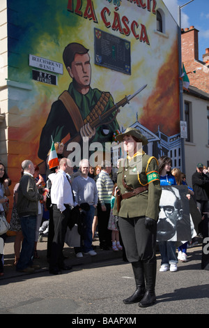 Reinactors gekleidet in historischen Kostümen vertreten eine Irish Volunteers-Einheit des Ostern steigen am Ostersonntag Stockfoto