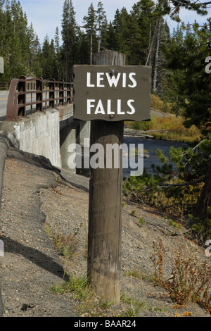 Zeichen Lewis fällt im Yellowstone-Nationalpark-Nordamerika-USA Stockfoto