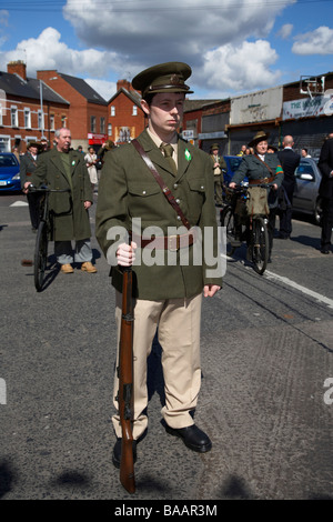 Reinactors gekleidet in historischen Kostümen vertreten eine Irish Volunteers-Einheit des Ostern steigen am Ostersonntag Stockfoto