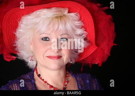 Schöne ältere Frau auf schwarzem Hintergrund isoliert Stockfoto