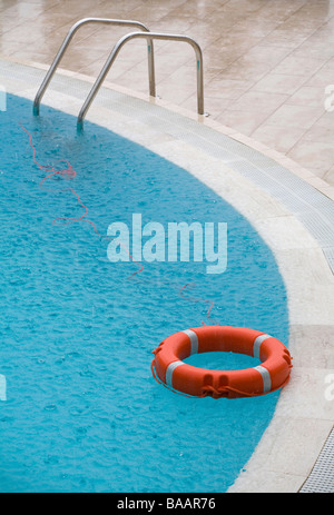 Einen Swimmingpool und einen Rettungsring in Regen Stockfoto