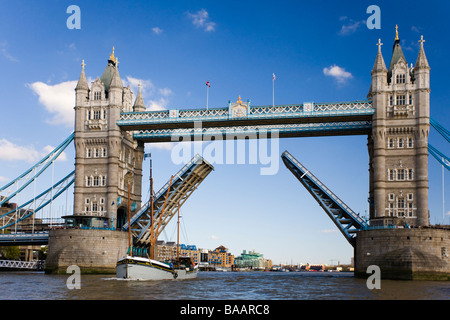 London England UK Tower Bridge Open mit A Themse Lastkahn auf der Durchreise Stockfoto