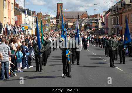 Fahne mit Farbe Partei Marsch entlang der Straße fällt am Ostersonntag während Easter Rising Gedenken fällt weg Belfast Stockfoto