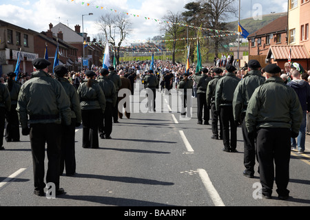 Demonstranten in Jacken und Hosen marschieren am Ostersonntag im Rahmen des Easter Rising Gedenken fällt Straße Belfast Stockfoto