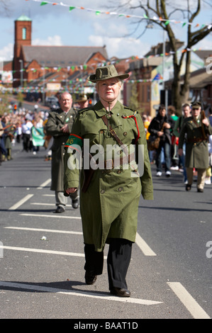 Reinactors gekleidet in historischen Kostümen vertreten eine Irish Volunteers-Einheit des Ostern steigen am Ostersonntag Stockfoto