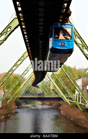 Wuppertaler Schwebebahn über der Wupper Stockfoto