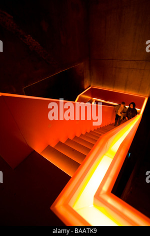 beleuchtete Treppe am UNESCO-Weltkulturerbe Industriekomplex Zeche Zollverein in Essen Stockfoto