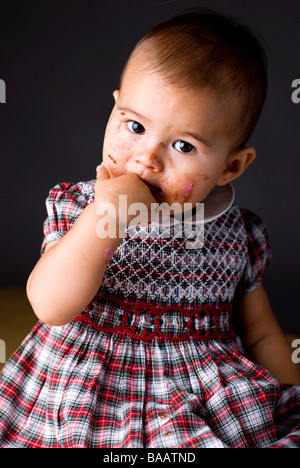 Kleine Mädchen Verkostung Schokoladenglasur Stockfoto