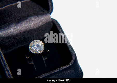 Funkelnde Diamant-Ring in samt-box Stockfoto